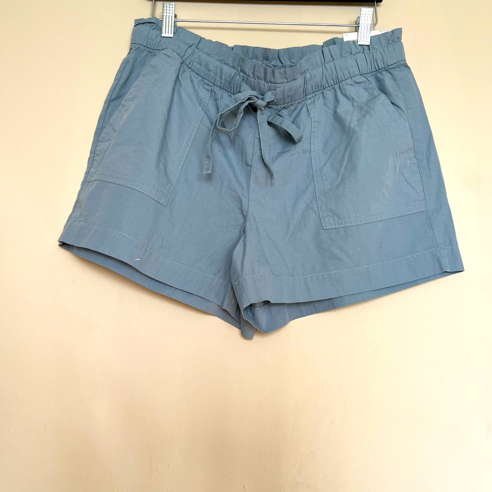 Loft outlet Midrise cargo shorts. NWT. Size Medium. Light Blue. Lightweight